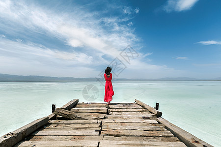 青海互助遥看风景的女子背景