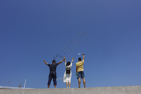 年轻男女在海边展显青春图片