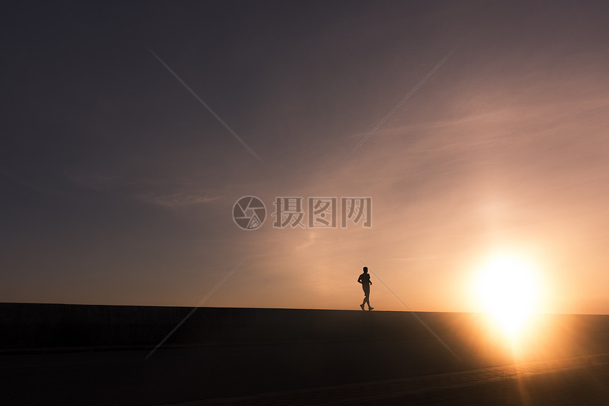 摄图网为您提供照片正版 高清照片下载,该高清照片标题为夕阳下男孩和