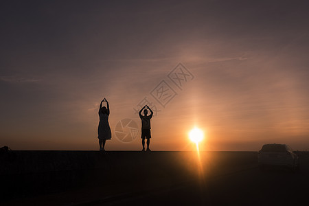 麋鹿剪影情侣在夕阳下拍摄剪影背景