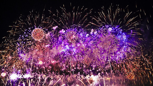 紫色夜空水间烟花背景