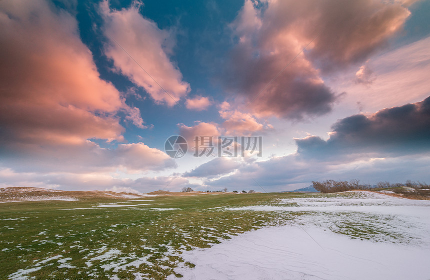 唯美天空下的草坪雪地图片