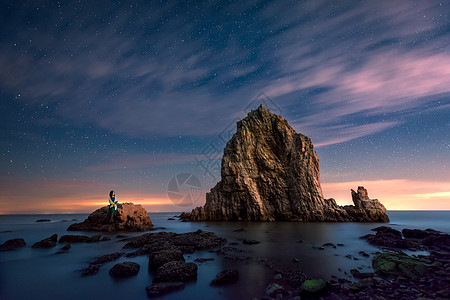 海岛夜景美女海上遥望星空背景