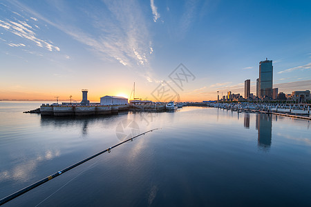 城市朝霞宁静的港湾城市建筑背景