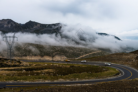 云山路折多山背景