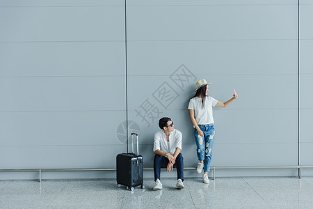 机场热恋情侣休息自拍背景图片