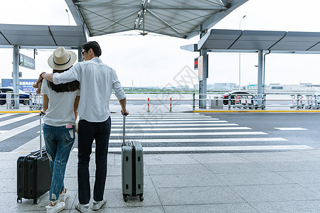 机场热恋情侣旅游出行背景图片