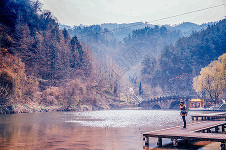 湖北武当山武当山拍风景的人背景