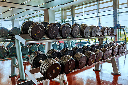 木板台宽敞明亮的健身房背景