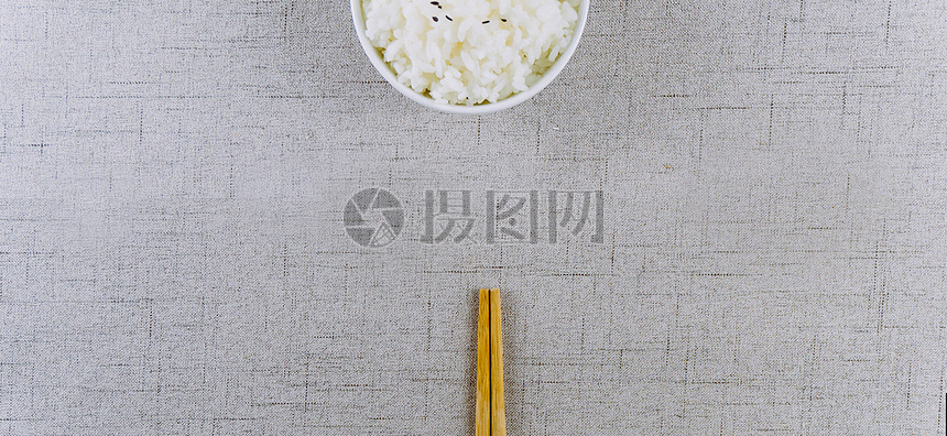 文艺干净的米饭和餐具图片