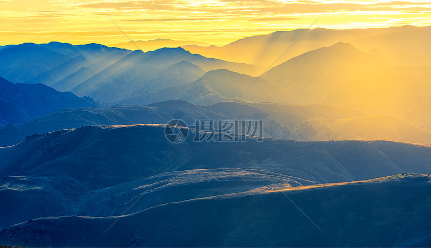 日出时分，梦幻群山图片