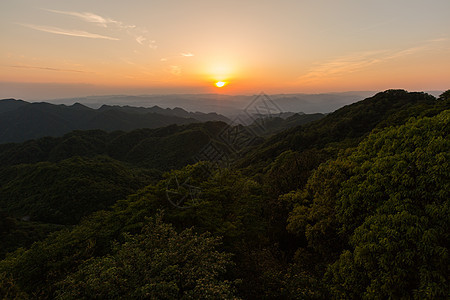 深山里的日落图片