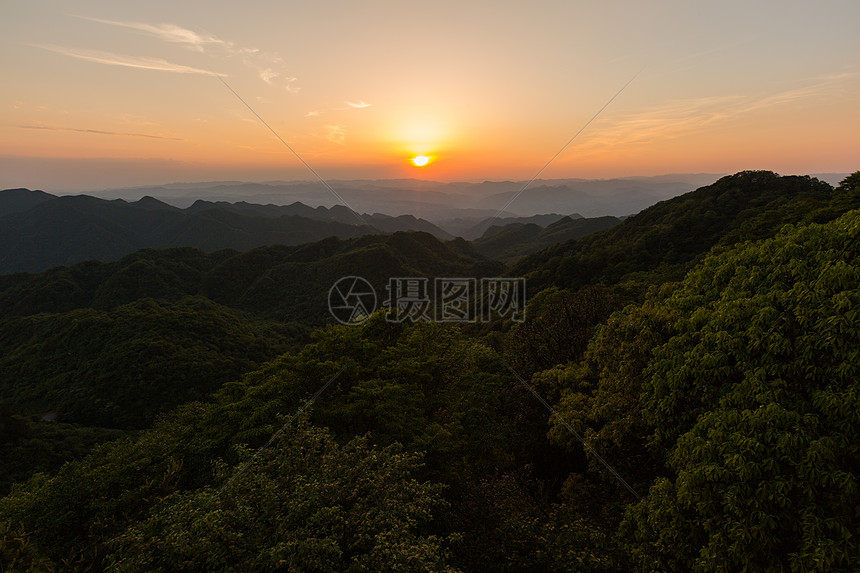 深山里的日落图片