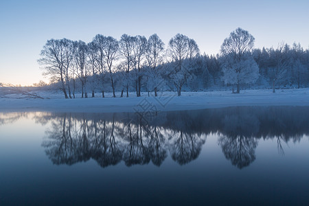 阿尔山不冻河边的冰雪背景图片