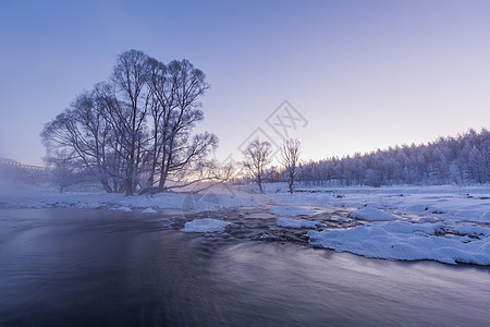 清新场景阿尔山不冻河边的冰雪背景