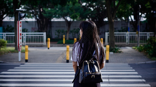 女孩过马路女孩等候过斑马线背景