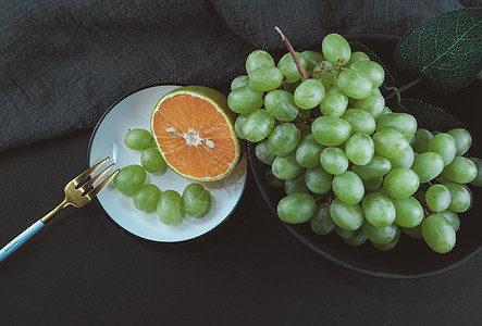 餐桌上摆放的水果与叉子背景图片