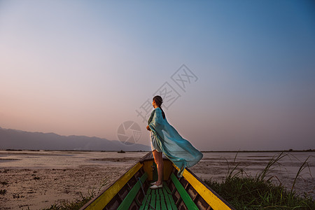 女性背景素材湖上看日落的女孩背景