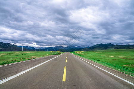 绿色家居新疆公路草原背景