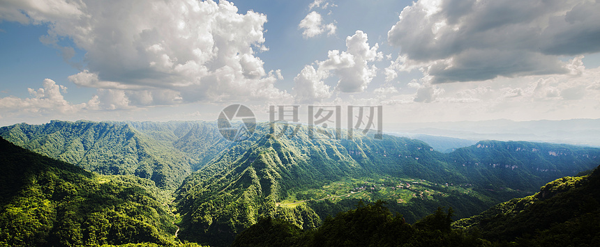 层峦叠嶂的山峰全景图图片