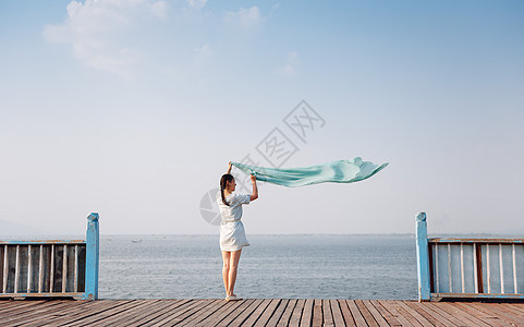 湖边美丽飘逸的女孩背景图片