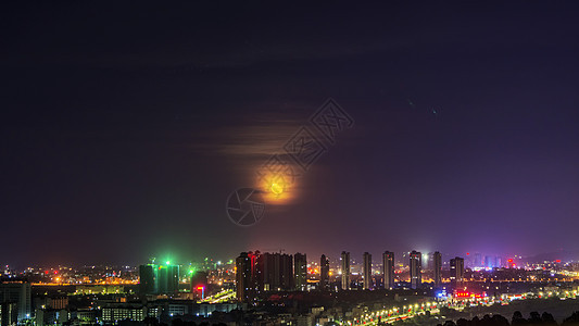 城市建筑夜景云遮月图片