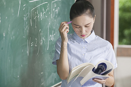 正在上课的老师学校教育里女老师正在上课背景