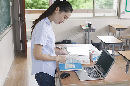 学校教育里女老师正在上课图片