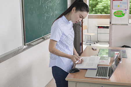 学校教育里女老师正在上课图片