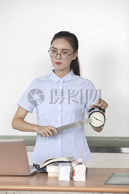 学校教育里女老师正在上课图片