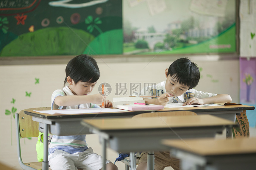 小学生同学们在教室认真做作业