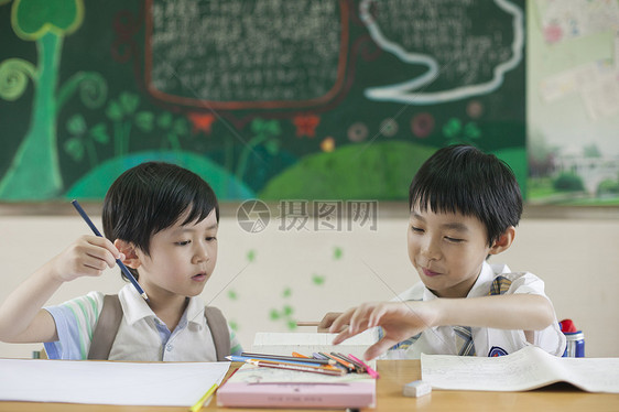 小学生男同学在教室上课做作业图片