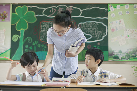 上课时老师在辅导学生认真学习高清图片