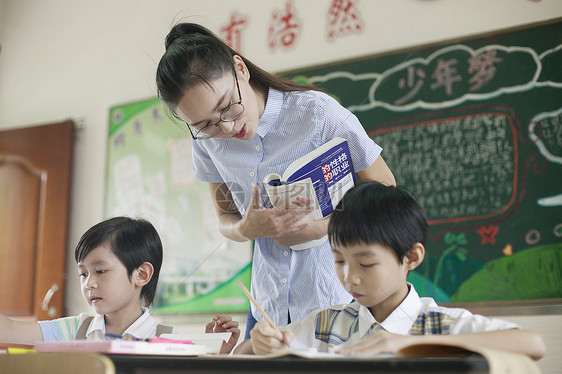 上课时老师在辅导学生认真学习图片