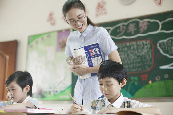 上课时老师在辅导学生认真学习图片