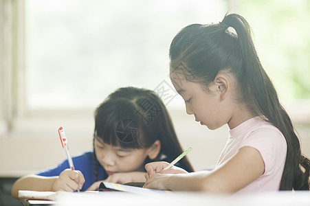 小学生在教室里做功课图片