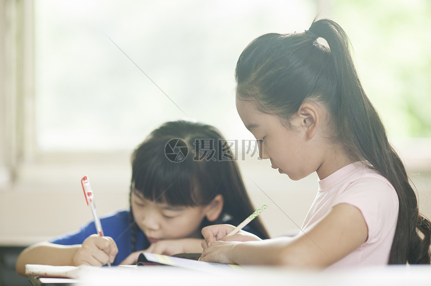 小学生在教室里做功课图片