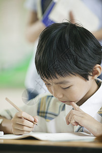 小学生在教室里做功课图片