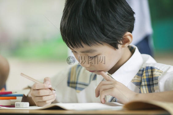 小学生在教室里做功课图片