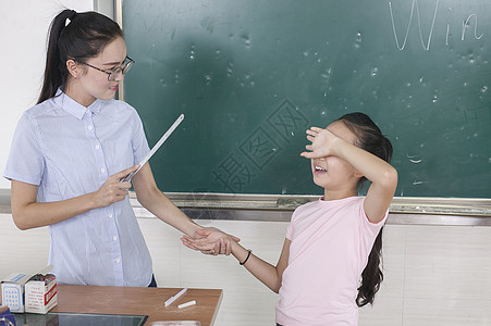 落后女老师严肃的在批评女同学背景