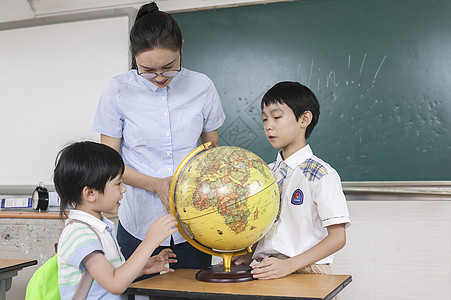 女老师在教室给同学们上地理课图片