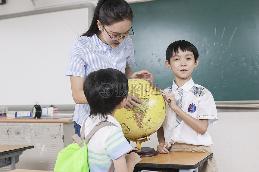 女老师在教室给同学们上地理课图片