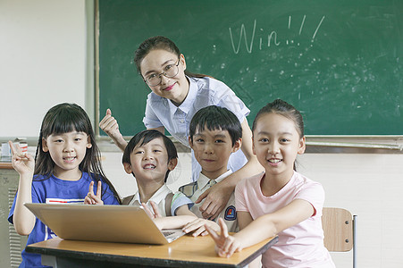 女老师和同学们在教室里接受远程教育背景图片