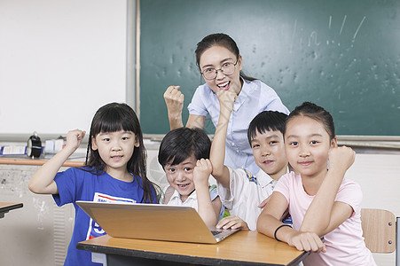 计算机教室女老师和同学们在教室里接受远程教育背景