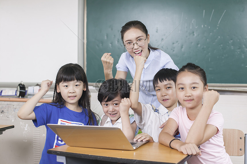 女老师和同学们在教室里接受远程教育图片