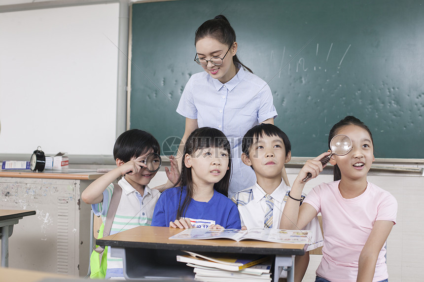 女老师和同学们在教室一起学习图片