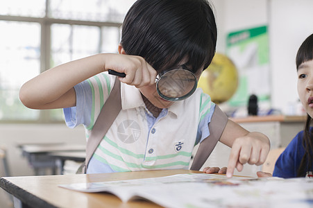 小学生同学在教室里一起研究学习图片