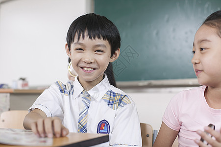 小学生同学在教室里一起研究学习图片