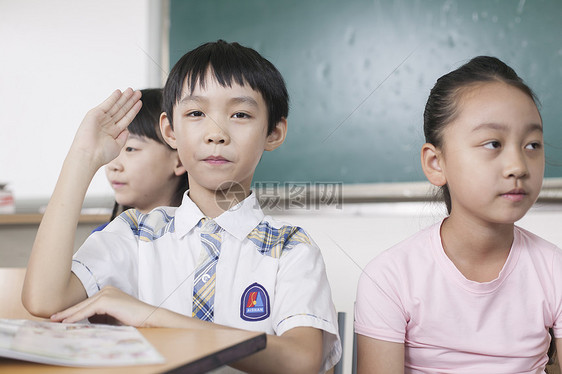 小学生同学在教室里一起研究学习图片