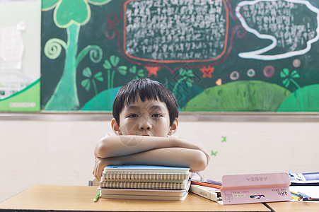 小学生男同学在教室上课做作业高清图片